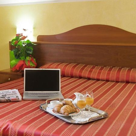 Hotel Baia Blu อาลัสซิโอ ภายนอก รูปภาพ