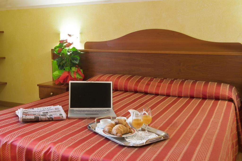 Hotel Baia Blu อาลัสซิโอ ภายนอก รูปภาพ
