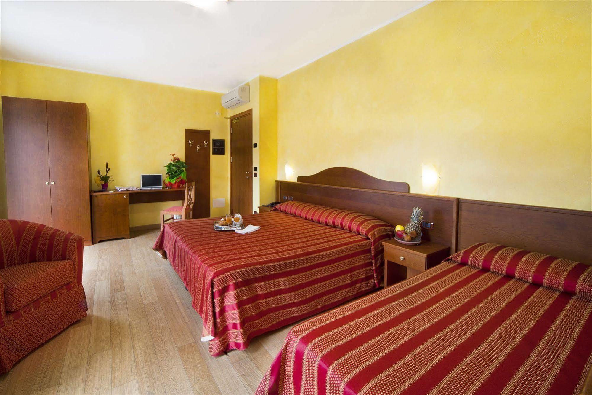 Hotel Baia Blu อาลัสซิโอ ภายนอก รูปภาพ