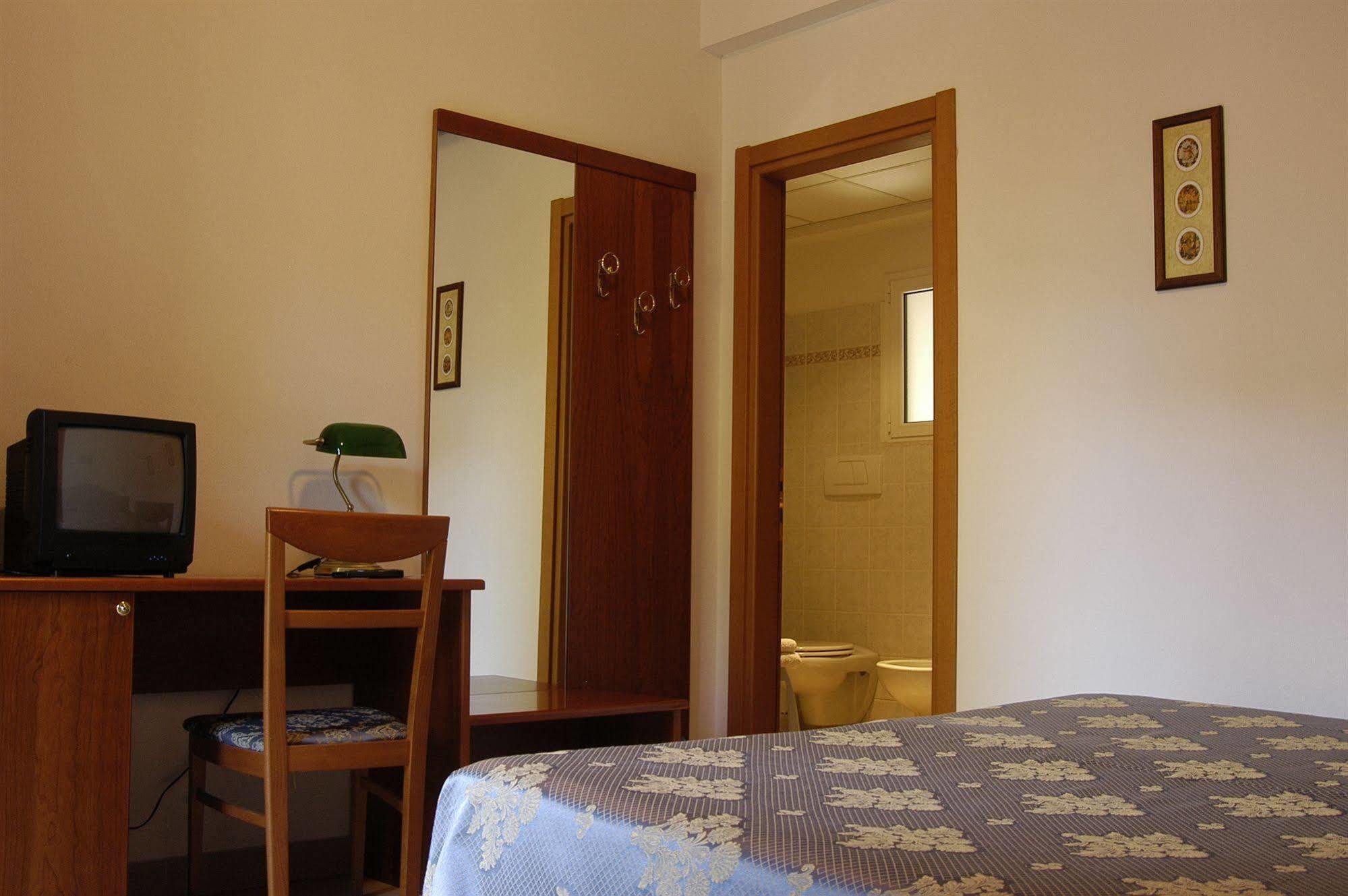 Hotel Baia Blu อาลัสซิโอ ภายนอก รูปภาพ