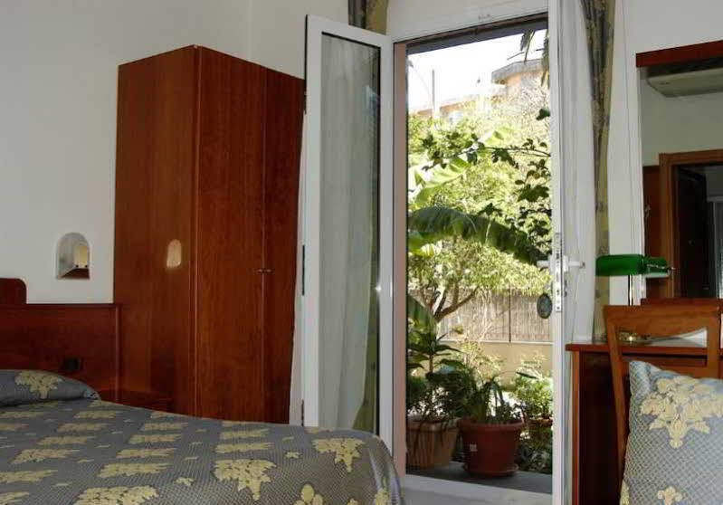 Hotel Baia Blu อาลัสซิโอ ภายนอก รูปภาพ