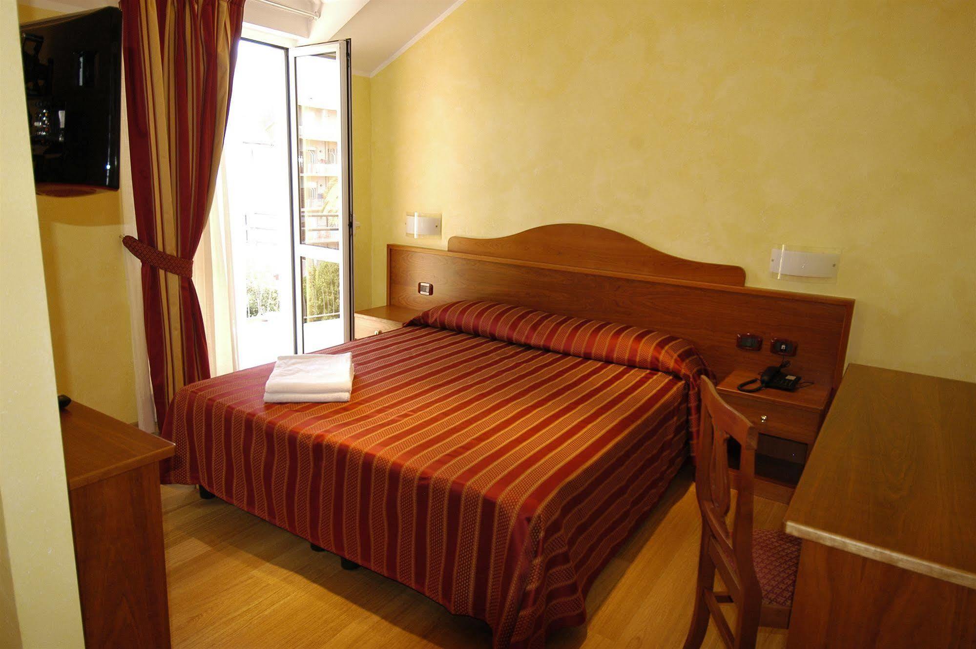Hotel Baia Blu อาลัสซิโอ ภายนอก รูปภาพ