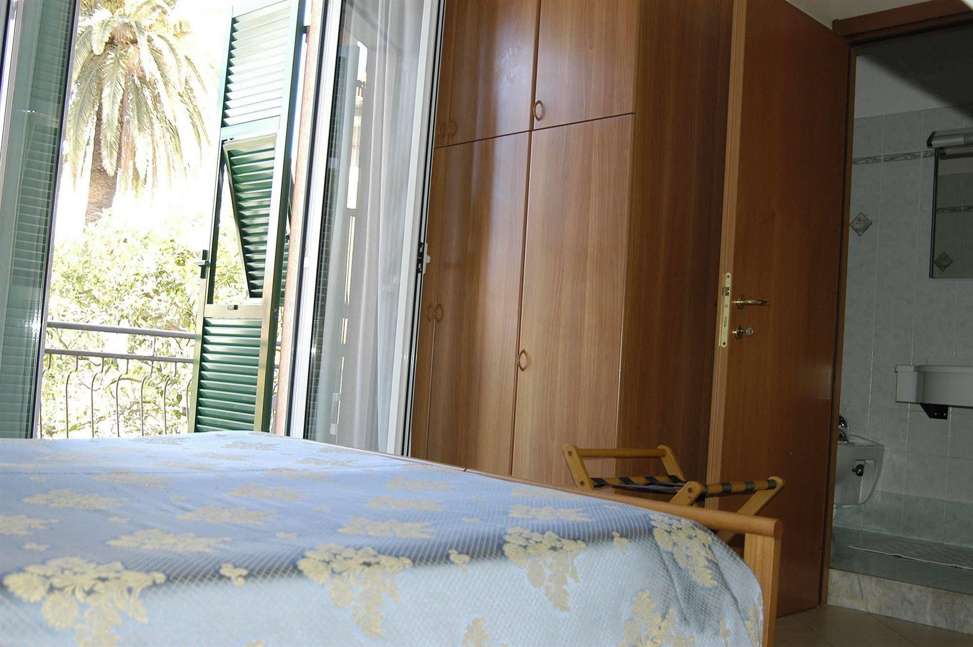 Hotel Baia Blu อาลัสซิโอ ภายนอก รูปภาพ