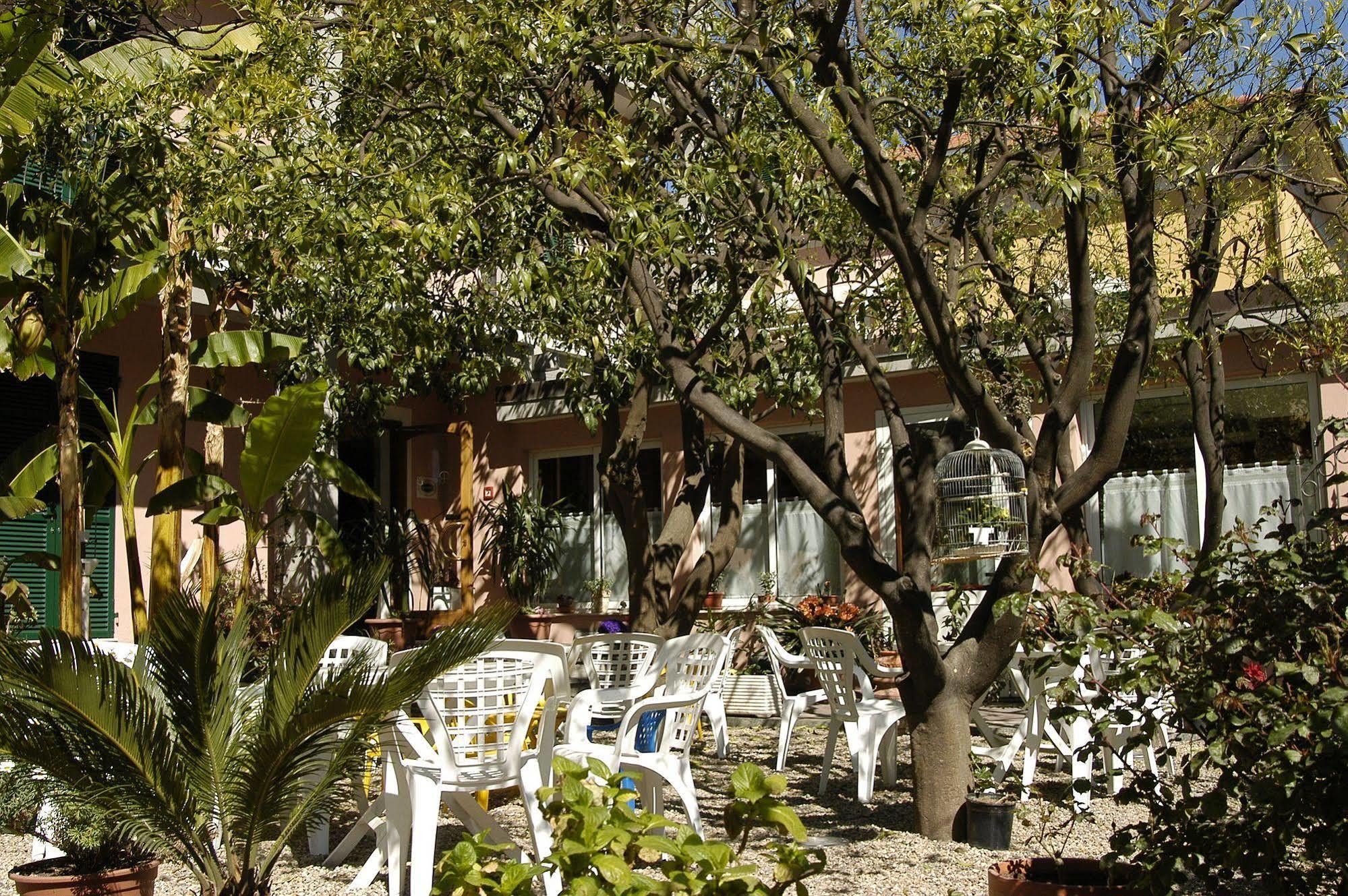 Hotel Baia Blu อาลัสซิโอ ภายนอก รูปภาพ