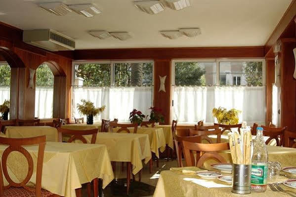 Hotel Baia Blu อาลัสซิโอ ภายนอก รูปภาพ