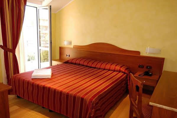 Hotel Baia Blu อาลัสซิโอ ภายนอก รูปภาพ
